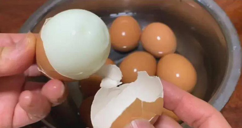 Luộc trứng dùng nước sôi hay nước lạnh đều sai bét, nhớ 5 điểm này, luộc xong chỉ chạm nhẹ là vỏ tự bong - Ảnh 6.