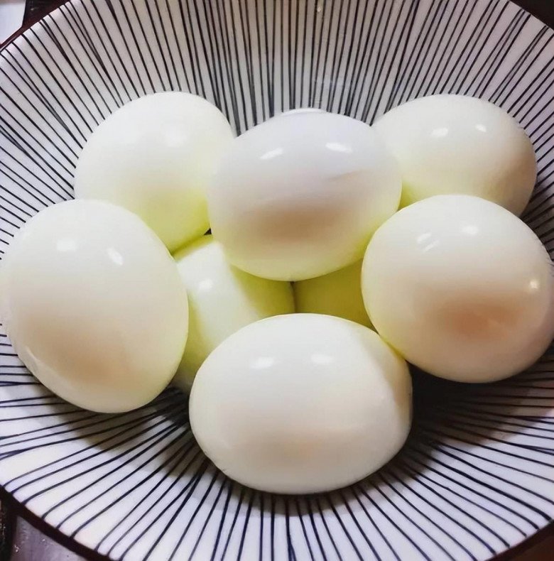 Luộc trứng dùng nước sôi hay nước lạnh đều sai bét, nhớ 5 điểm này, luộc xong chỉ chạm nhẹ là vỏ tự bong - Ảnh 7.