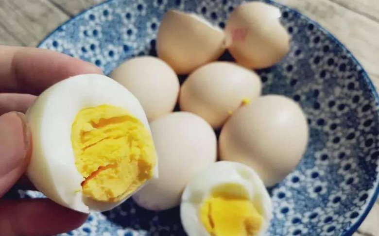 Luộc trứng dùng nước sôi hay nước lạnh đều sai bét, nhớ 5 điểm này, luộc xong chỉ chạm nhẹ là vỏ tự bong - Ảnh 8.