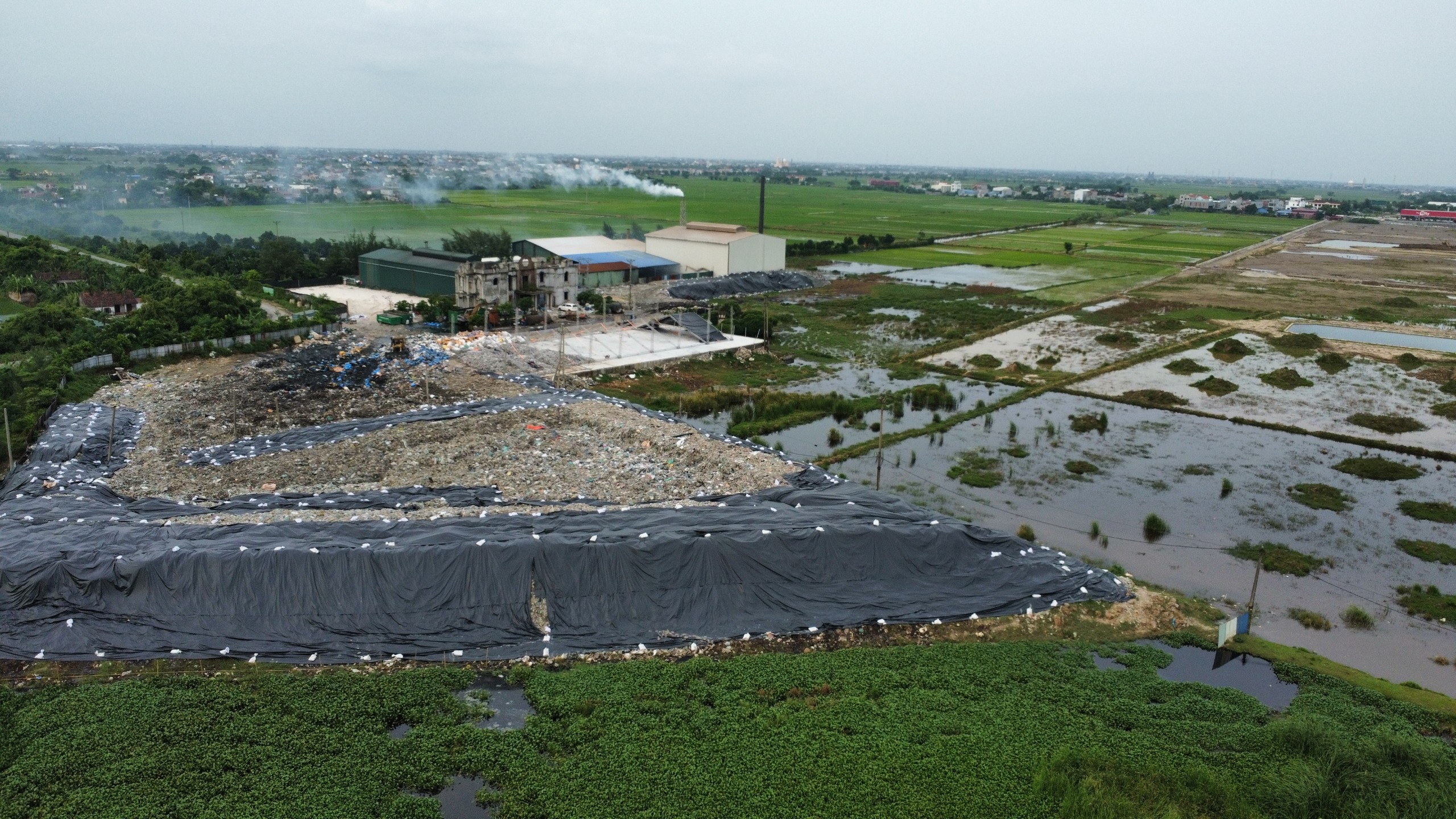 Nam Định: Nhà máy rác Nam Giang đang khiến người dân ngày đêm bất an về sức khỏe - Ảnh 1.