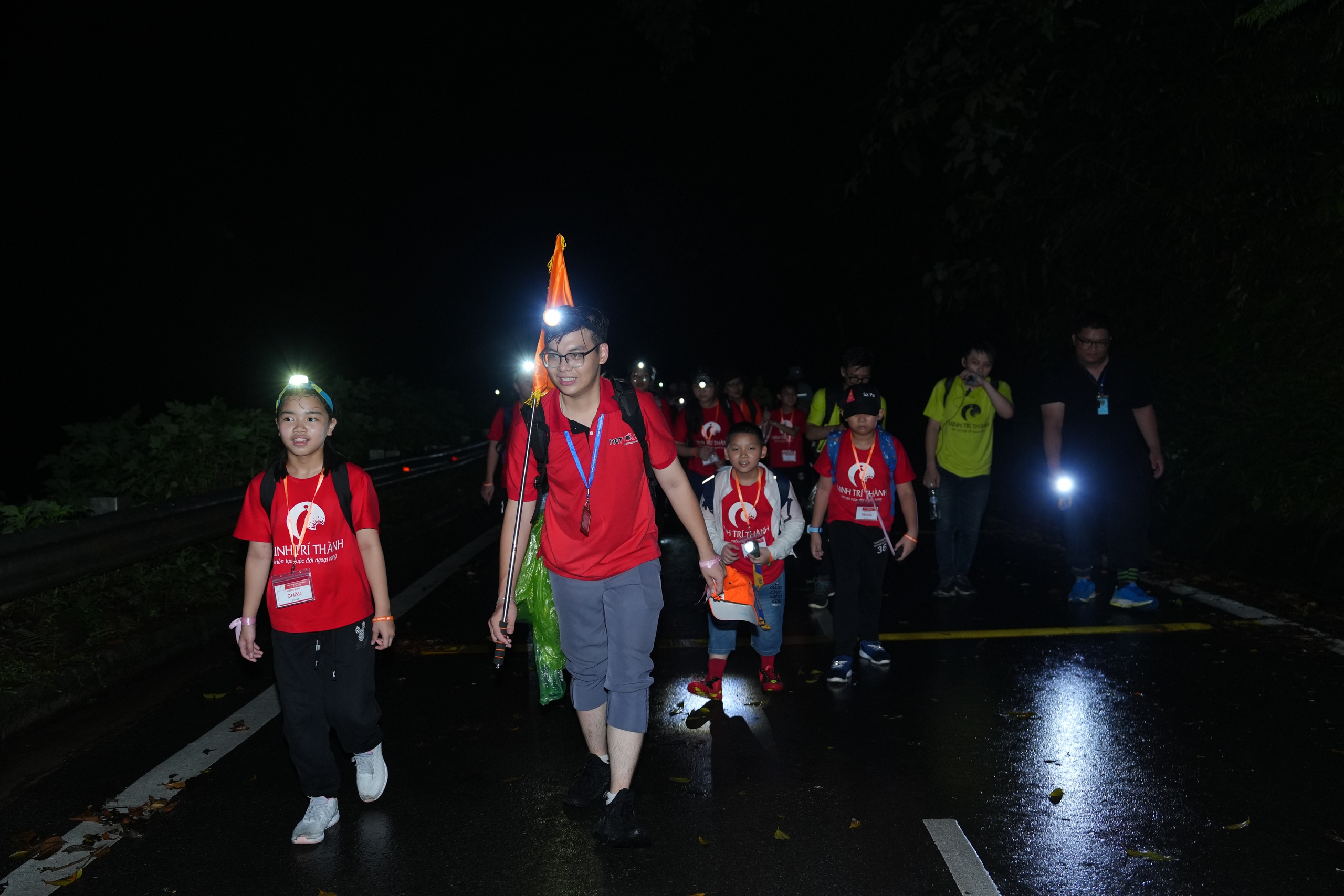 160 bravos jovens guerreiros conquistam Ba Vi à noite - Foto 3. 160 chiến binh nhí bản lĩnh chinh phục Ba Vì trong đêm- Ảnh 3.