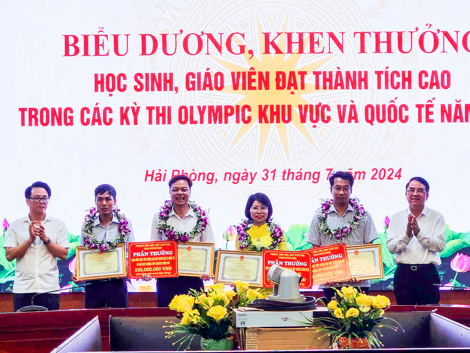 Hải Phòng thưởng nửa tỷ đồng cho nam sinh đạt Huy chương Vàng Olympic quốc tế - Ảnh 3.