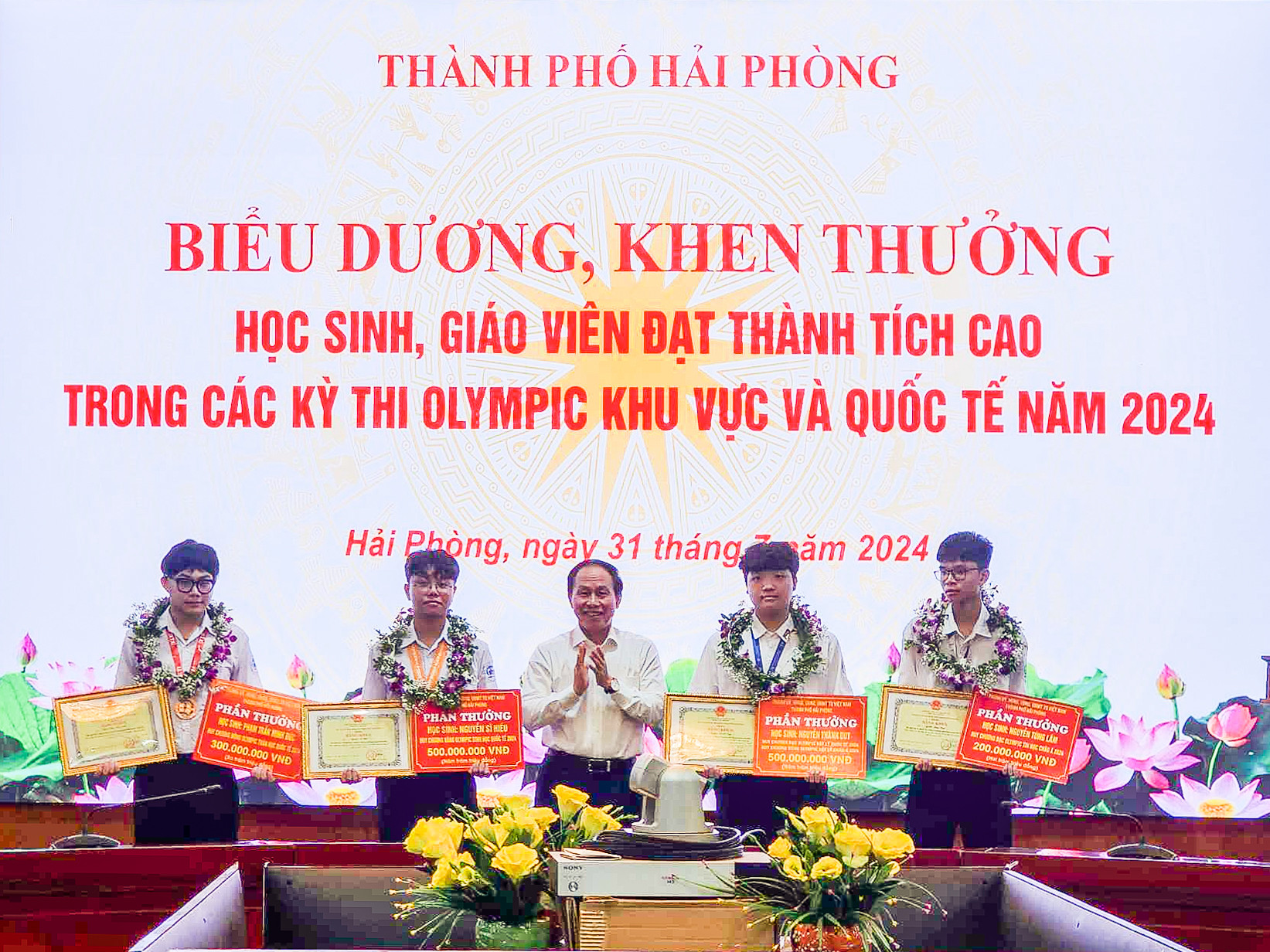 Hải Phòng thưởng nửa tỷ đồng cho nam sinh đạt Huy chương Vàng Olympic quốc tế - Ảnh 1.