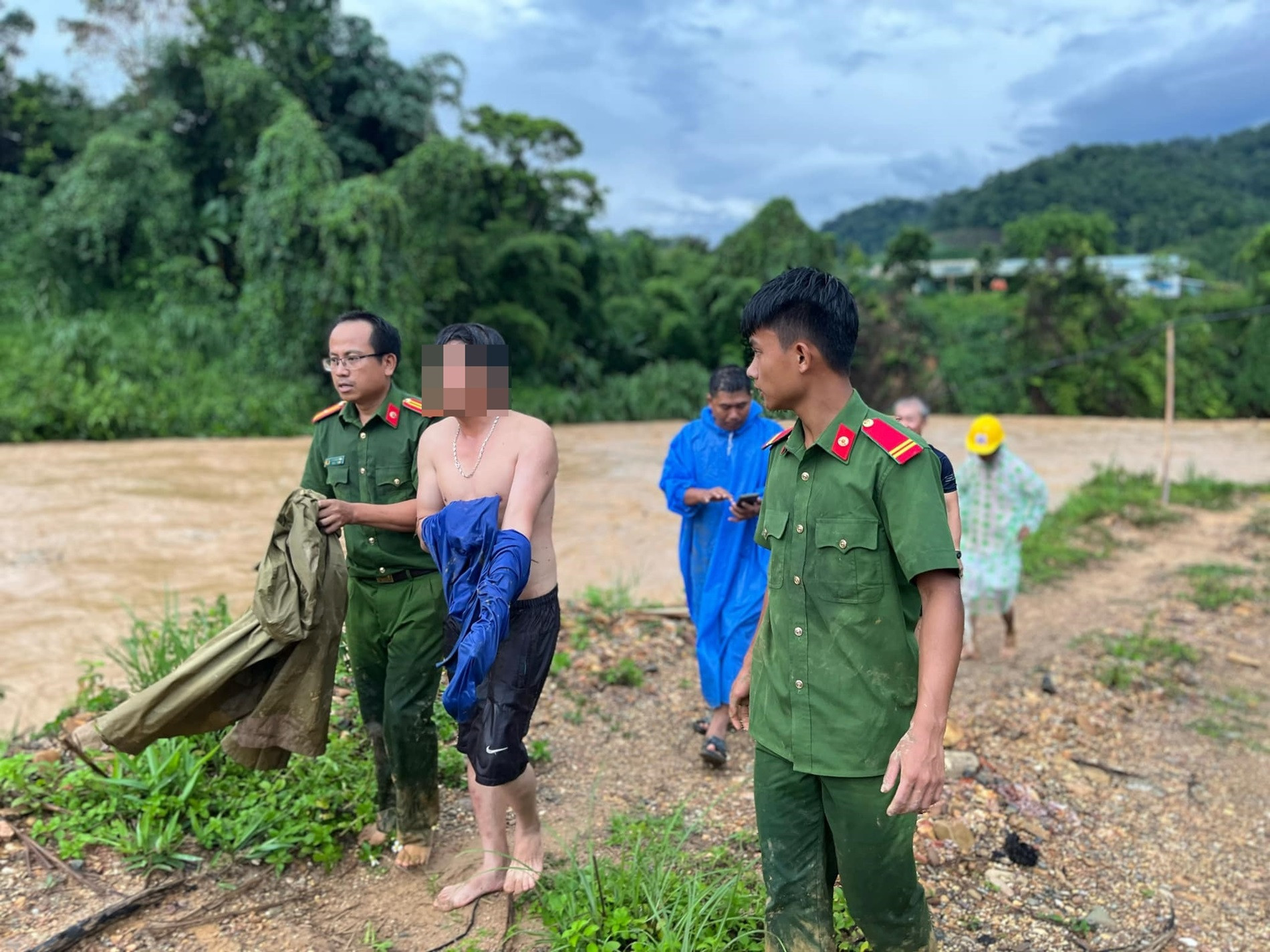 Bộ trưởng Lương Tam Quang gửi thư khen công an lao xuống dòng nước lũ cứu người - Ảnh 2.