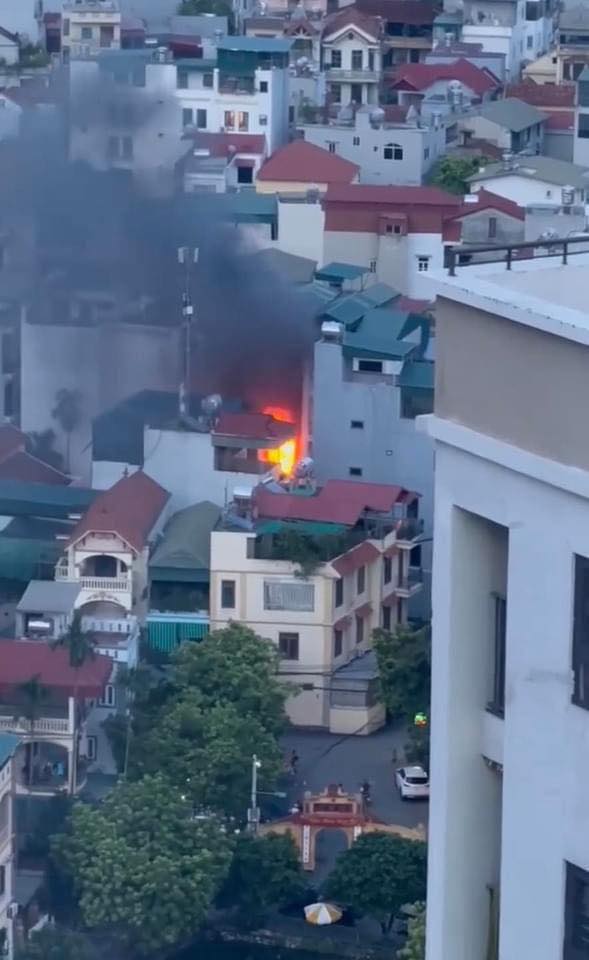 Hà Nội: Cháy lớn tại nhà dân ở Thanh Trì, may mắn không ghi nhận thương vong- Ảnh 1.