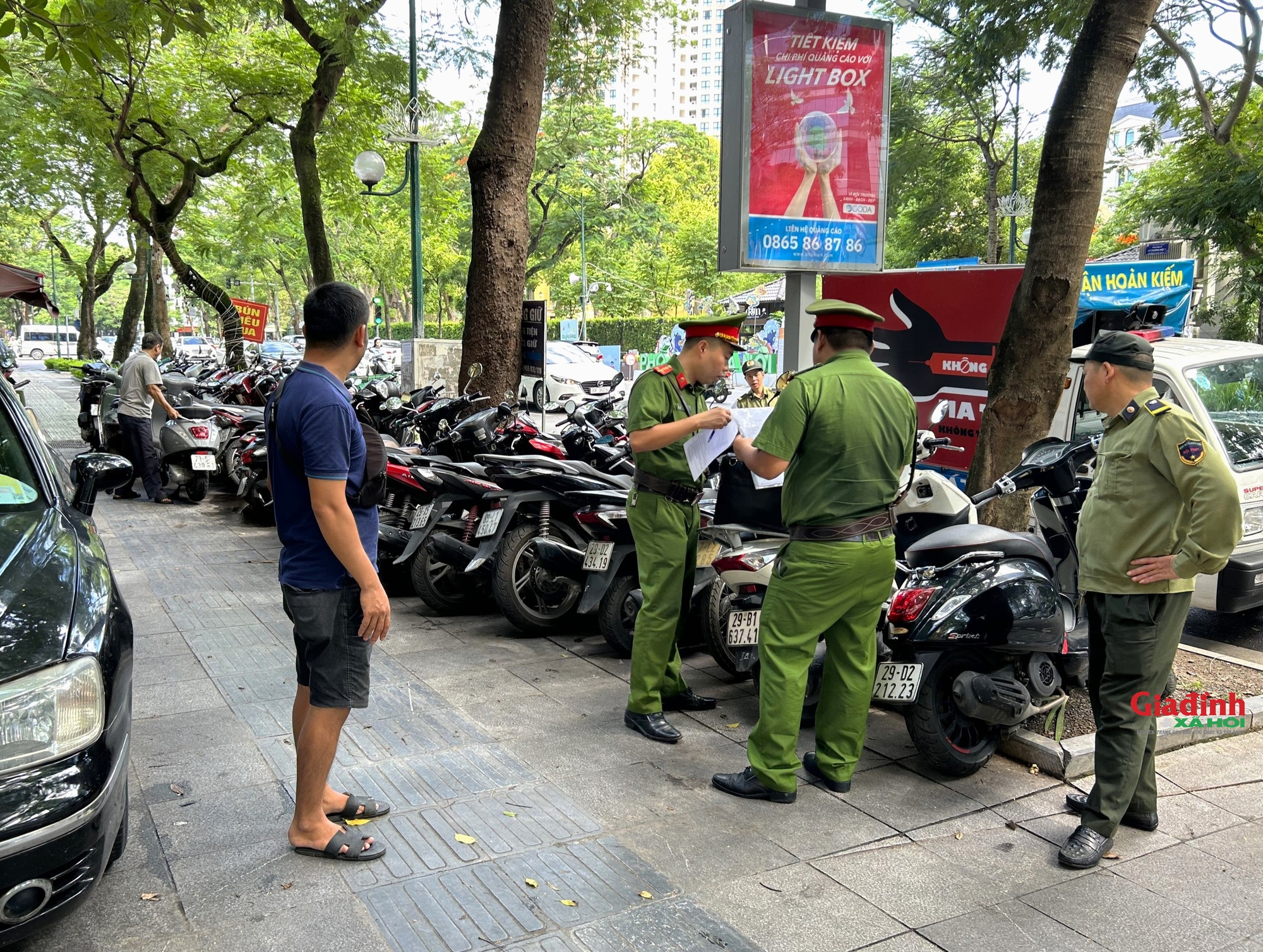 Công an phường Trần Hưng Đạo xử lý hàng loạt bãi xe không phép sau phản ánh của Gia đình và Xã hội- Ảnh 3.