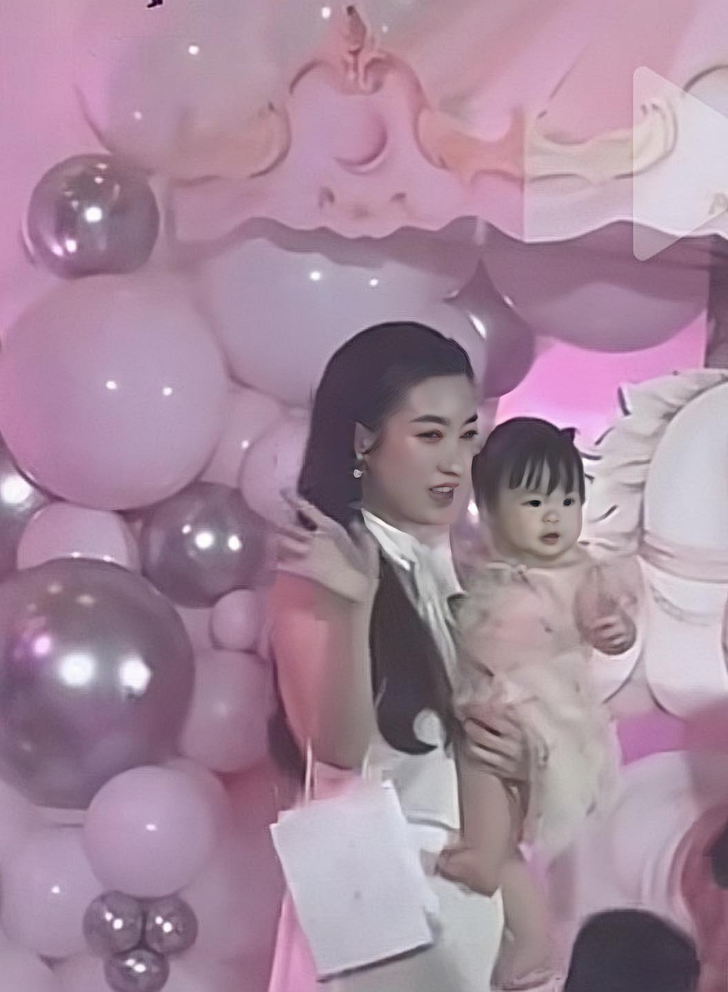 Con gái Hoa hậu Đỗ Mỹ Linh xinh xắn như thiên thần trong tiệc thôi nôi- Ảnh 2.