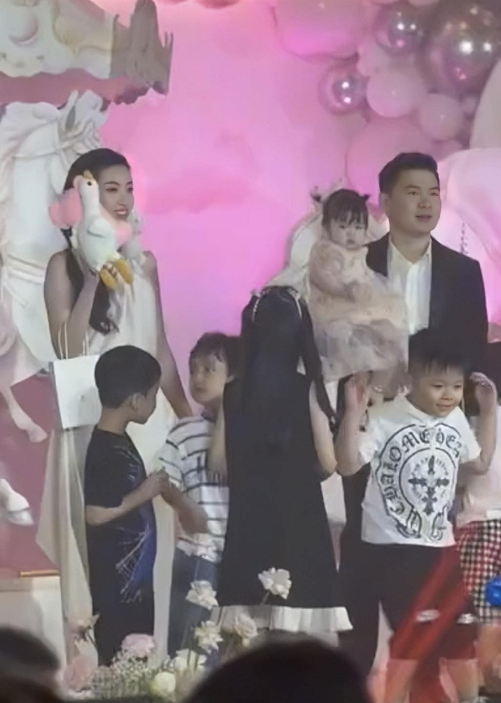 Con gái Hoa hậu Đỗ Mỹ Linh xinh xắn như thiên thần trong tiệc thôi nôi- Ảnh 3.