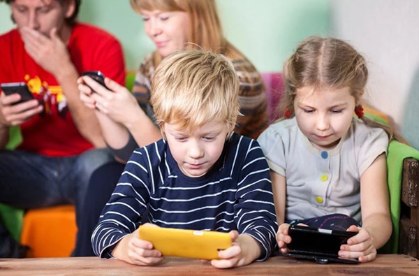 Chuyên gia tâm lý giải mã độ tuổi cho con sử dụng điện thoại và mạng xã hội mà cha mẹ nên biết để áp dụng- Ảnh 2.