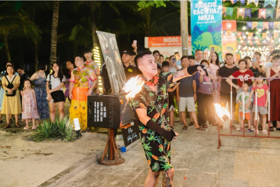 Tuyến phố chợ đêm dài gần 1km bên bờ Vịnh Hạ Long đón hàng vạn du khách về vui chơi giải trí- Ảnh 11.