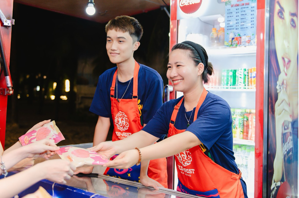 Tuyến phố chợ đêm dài gần 1km bên bờ Vịnh Hạ Long đón hàng vạn du khách về vui chơi giải trí- Ảnh 8.