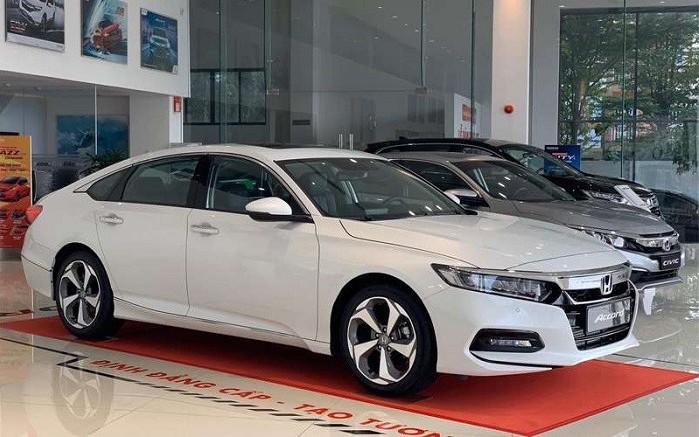 Giá lăn bánh Honda Accord mới nhất gây sốc khi giảm giá trên 200 trăm triệu đồng kèm cả ưu đãi, Mazda 6, Toyota Camry vất vả lo doanh số