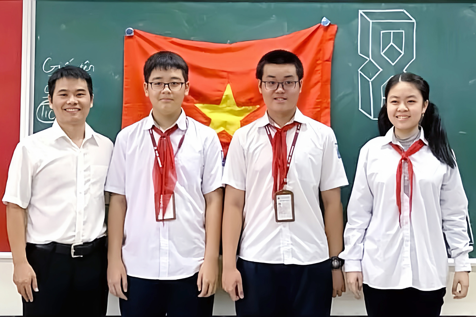 Một lớp học ở Hà Nội có 4 thủ khoa thi lớp 10 - Ảnh 1.