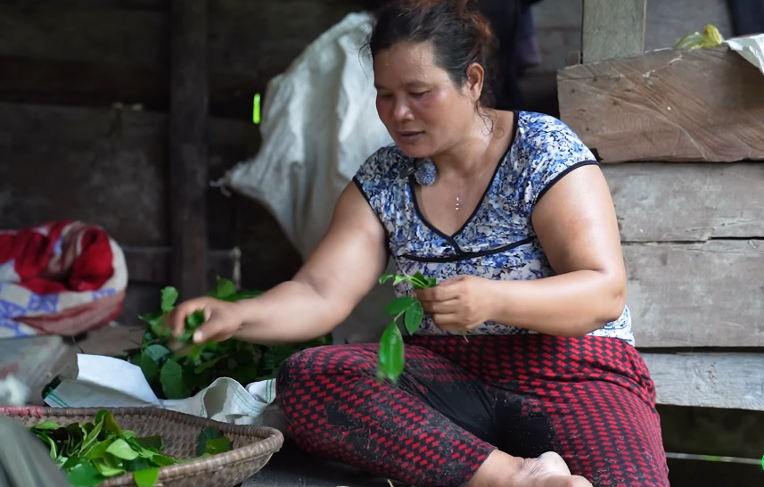 Tỏ tình kiểu độc lạ, mẹ đơn thân lấy được trai tân kém 16 tuổi, chỉ ăn cơm với lá đu đủ vẫn hạnh phúc- Ảnh 5.