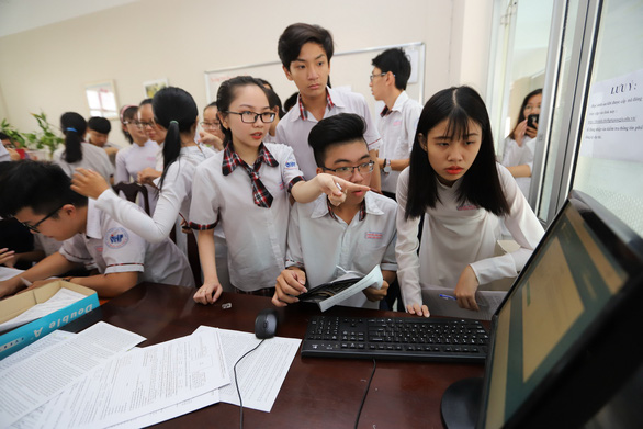 'Bay' gần 1 tỷ đồng trong tài khoản vì cài nhầm phần mềm giả mạo; Vụ cô gái 22 tuổi ở Hà Nội bị bắn tử vong: Nghi phạm thứ 2 ra đầu thú - Ảnh 5.