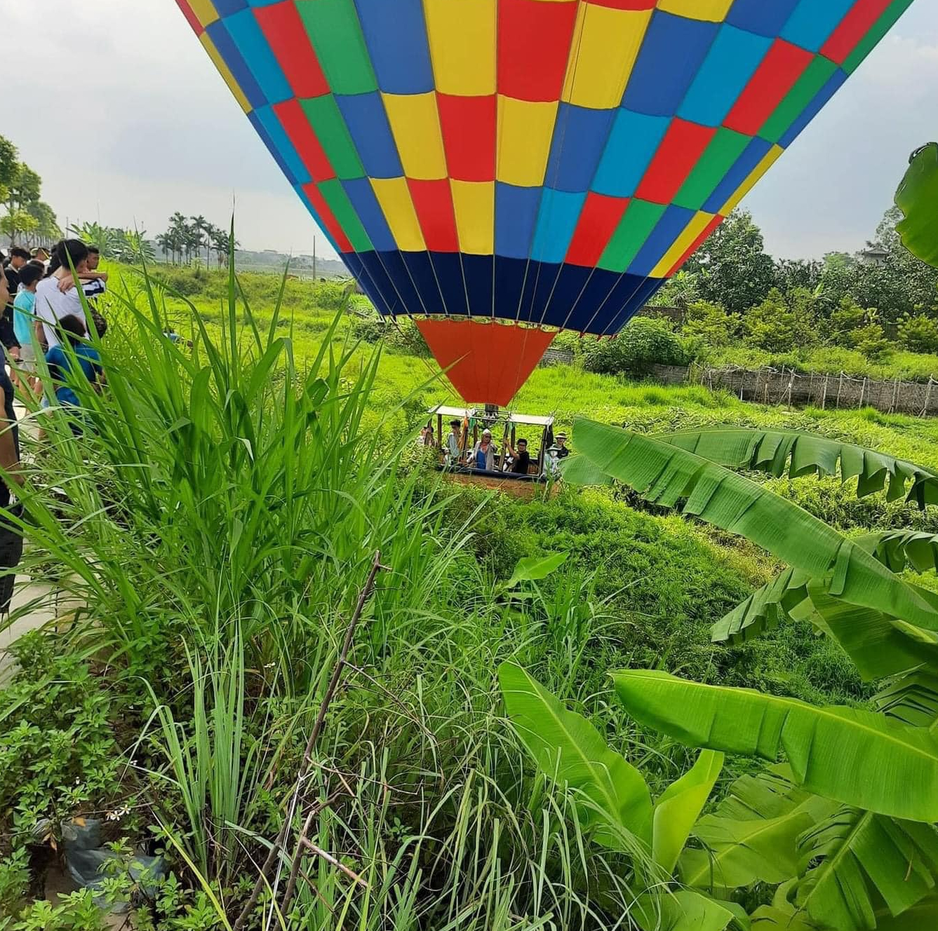 Hà Nội: Người dân hoảng hồn khi khinh khí cầu chở 9 người bất ngờ hạ xuống ruộng lúa- Ảnh 2.