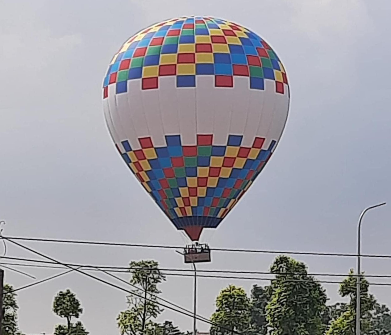 Hà Nội: Người dân hoảng hồn khi khinh khí cầu chở 9 người bất ngờ hạ xuống ruộng lúa- Ảnh 1.