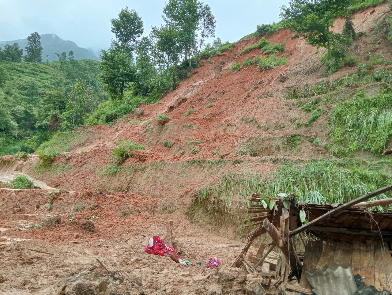 Mưa lũ gây sạt lở nghiêm trọng ở Hà Giang, 1 cháu bé tử vong - Ảnh 1.