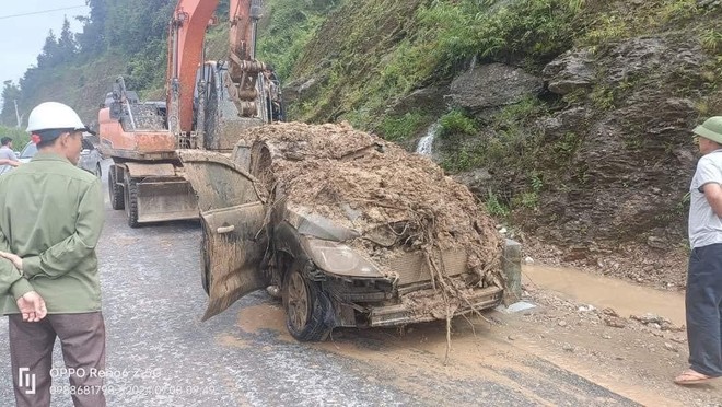 Hà Giang: Sạt lở đất vùi lấp hai người và một xe ô tô đang chạy trên đường - Ảnh 1.