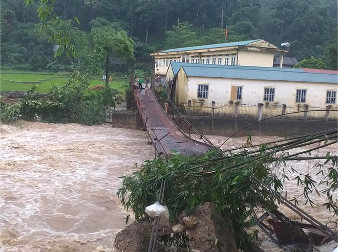 Hà Giang: Sạt lở đất vùi lấp hai người và một xe ô tô đang chạy trên đường - Ảnh 2.