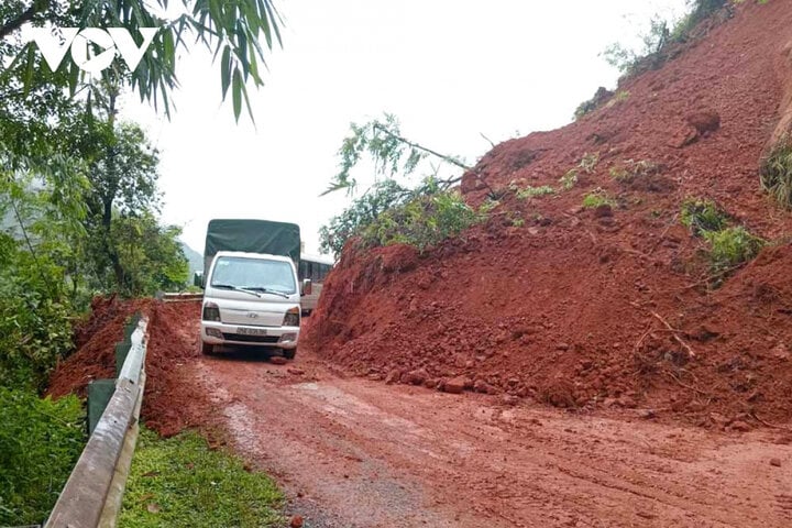 Mưa lớn gây sạt lở, nhiều xã biên giới ở Lai Châu bị chia cắt tạm thời - Ảnh 2.