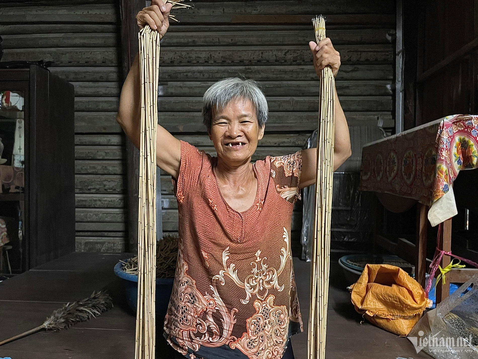 Hai chị em mải mưu sinh quên lấy chồng, U80 xâu mành trúc mong cơm có thịt - Ảnh 3.