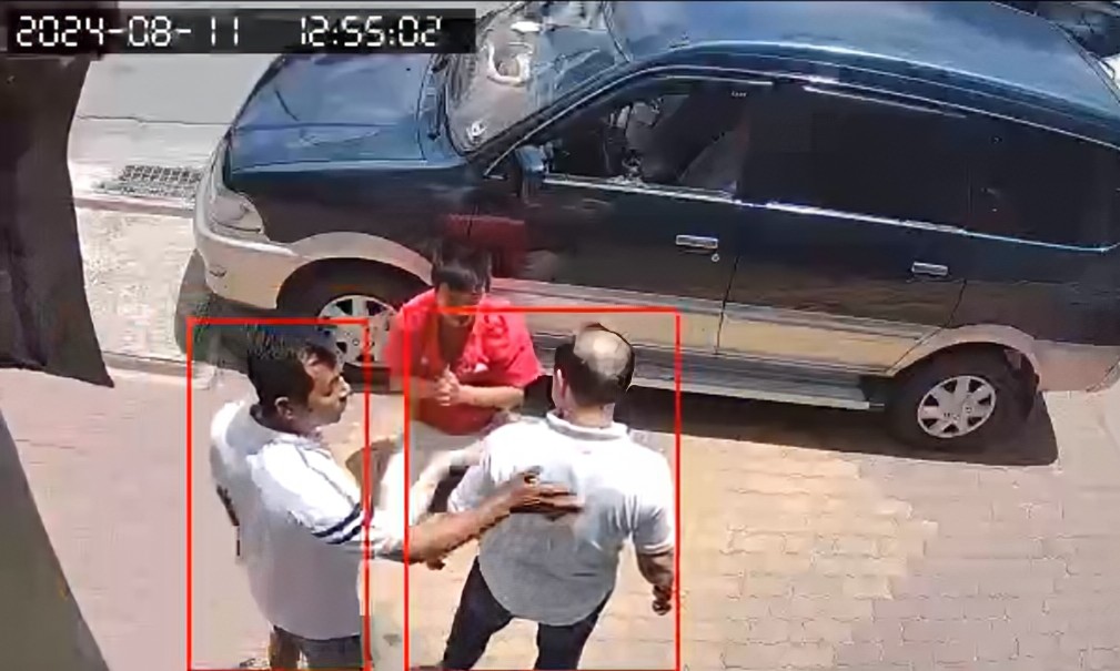 Tạm giữ người đàn ông cầm khúc xương bò đập vỡ kính xe, bắt tài xế quỳ van xin - Ảnh 1. Tạm giữ người đàn ông cầm khúc xương bò đập vỡ kính xe, bắt tài xế quỳ van xin - Ảnh 1.