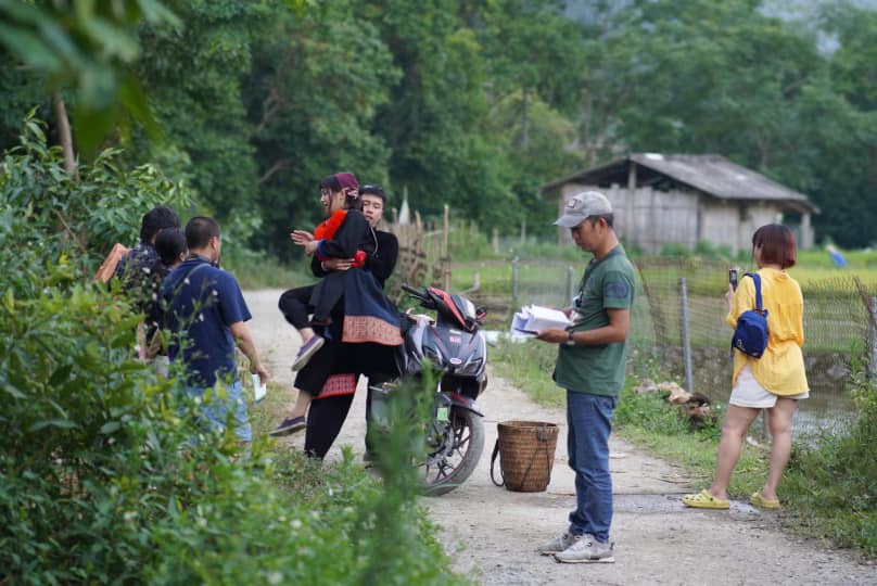 Khoảnh khắc đáng yêu không lên sóng của nữ chính Đi giữa trời rực rỡ