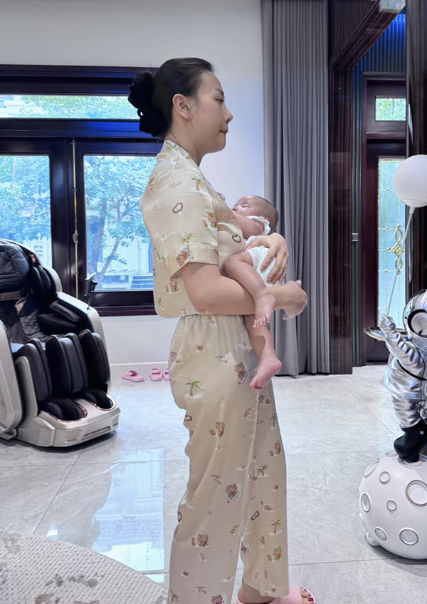 Phương Oanh chia sẻ hình ảnh 'xấu xí' lúc mới sinh, trầm cảm vì bụng như chưa đẻ- Ảnh 5.