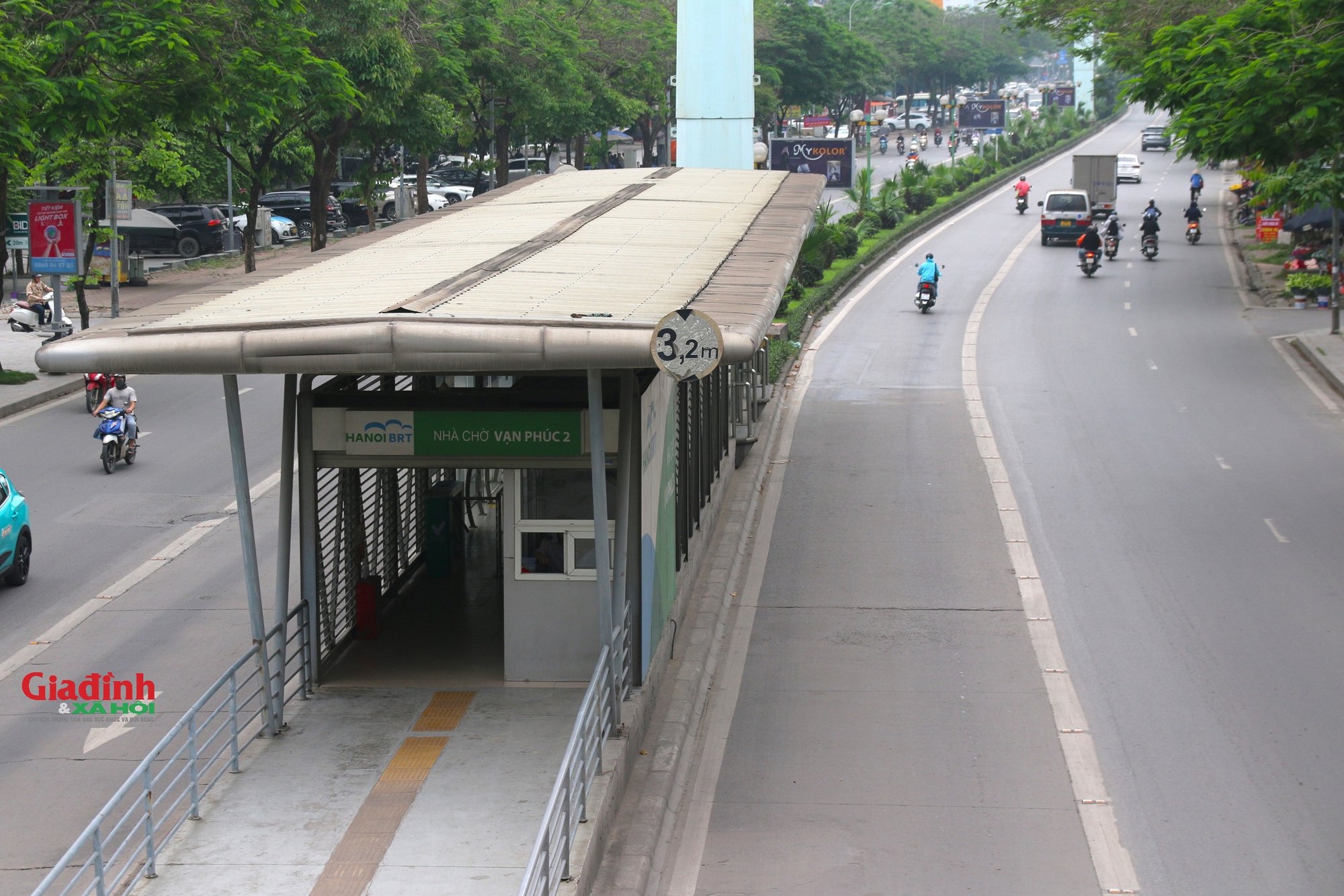 Hà Nội: Sẽ xén vỉa hè, dải phân cách dọc tuyến buýt nhanh BRT để giảm thiểu ùn tắc - Ảnh 1.