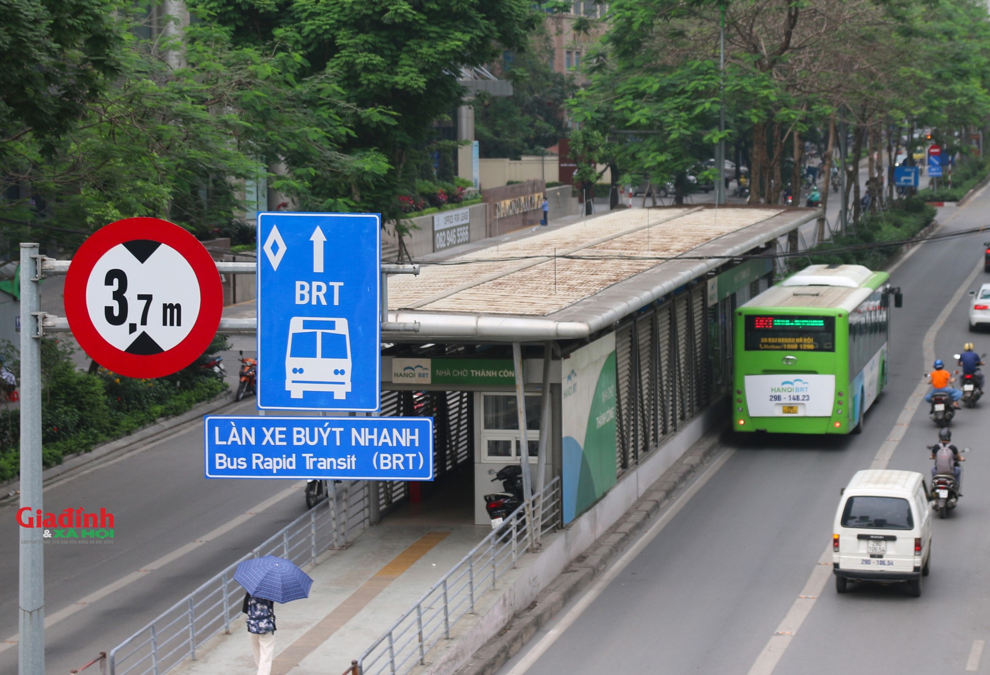 Hà Nội: Sẽ xén vỉa hè, dải phân cách dọc tuyến buýt nhanh BRT để giảm thiểu ùn tắc - Ảnh 2.