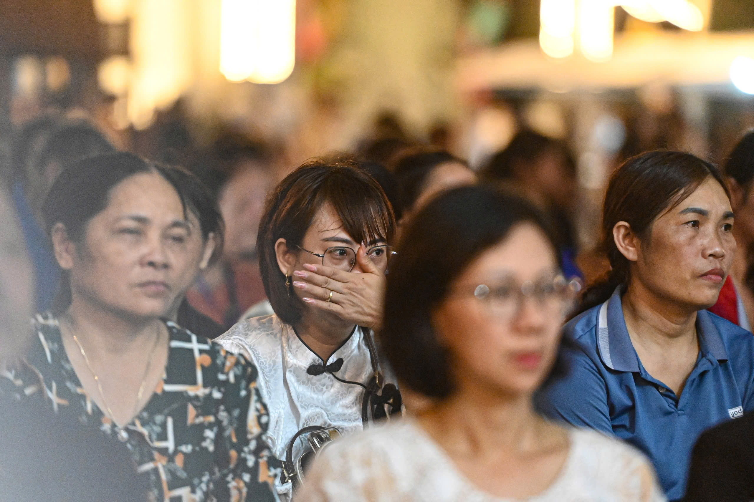 Cài bông hồng lên ngực áo trong đêm Vu Lan, hàng ngàn người không thể cầm nước mắt - Ảnh 8.