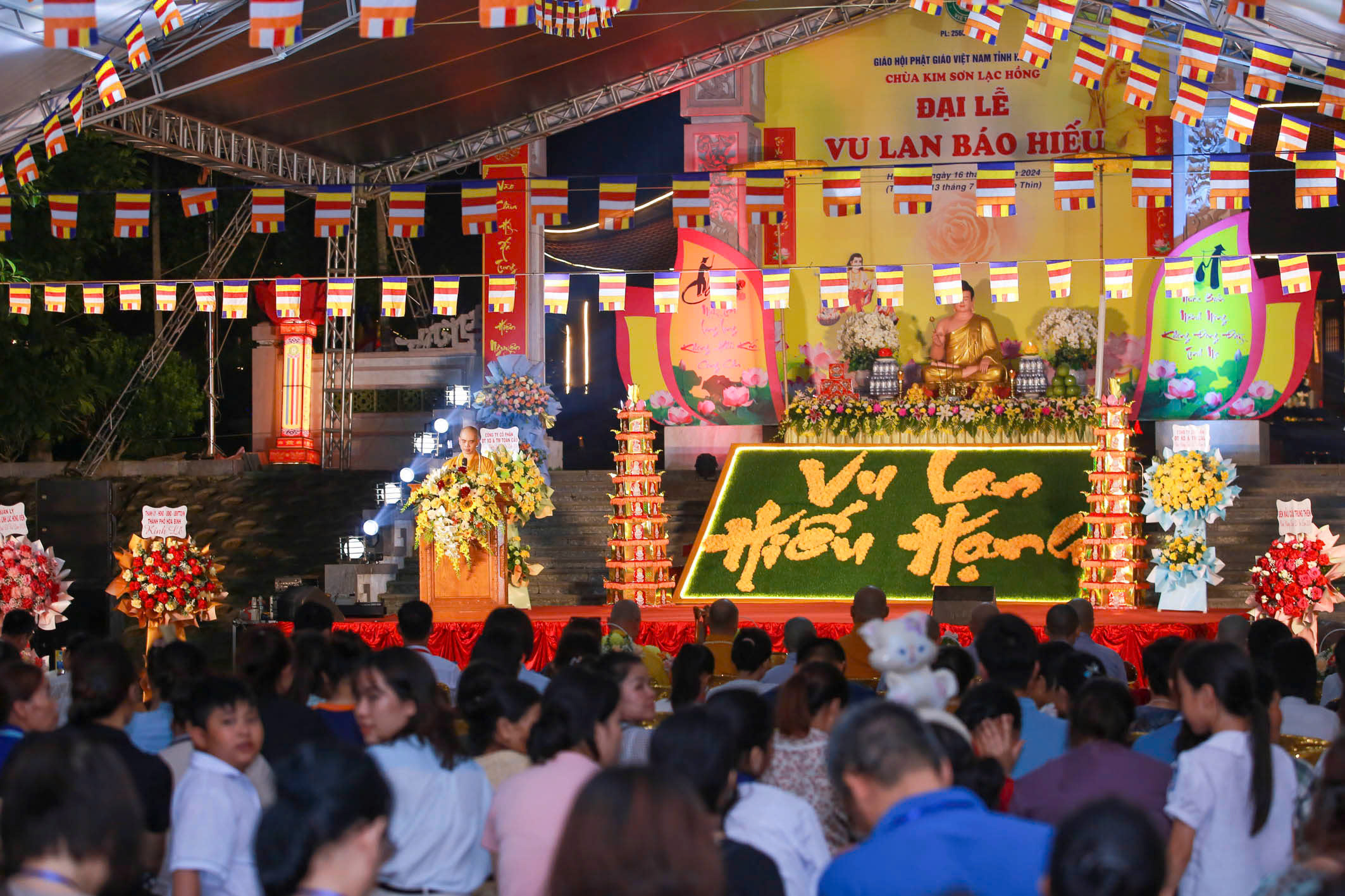 Cài bông hồng lên ngực áo trong đêm Vu Lan, hàng ngàn người không thể cầm nước mắt - Ảnh 2.