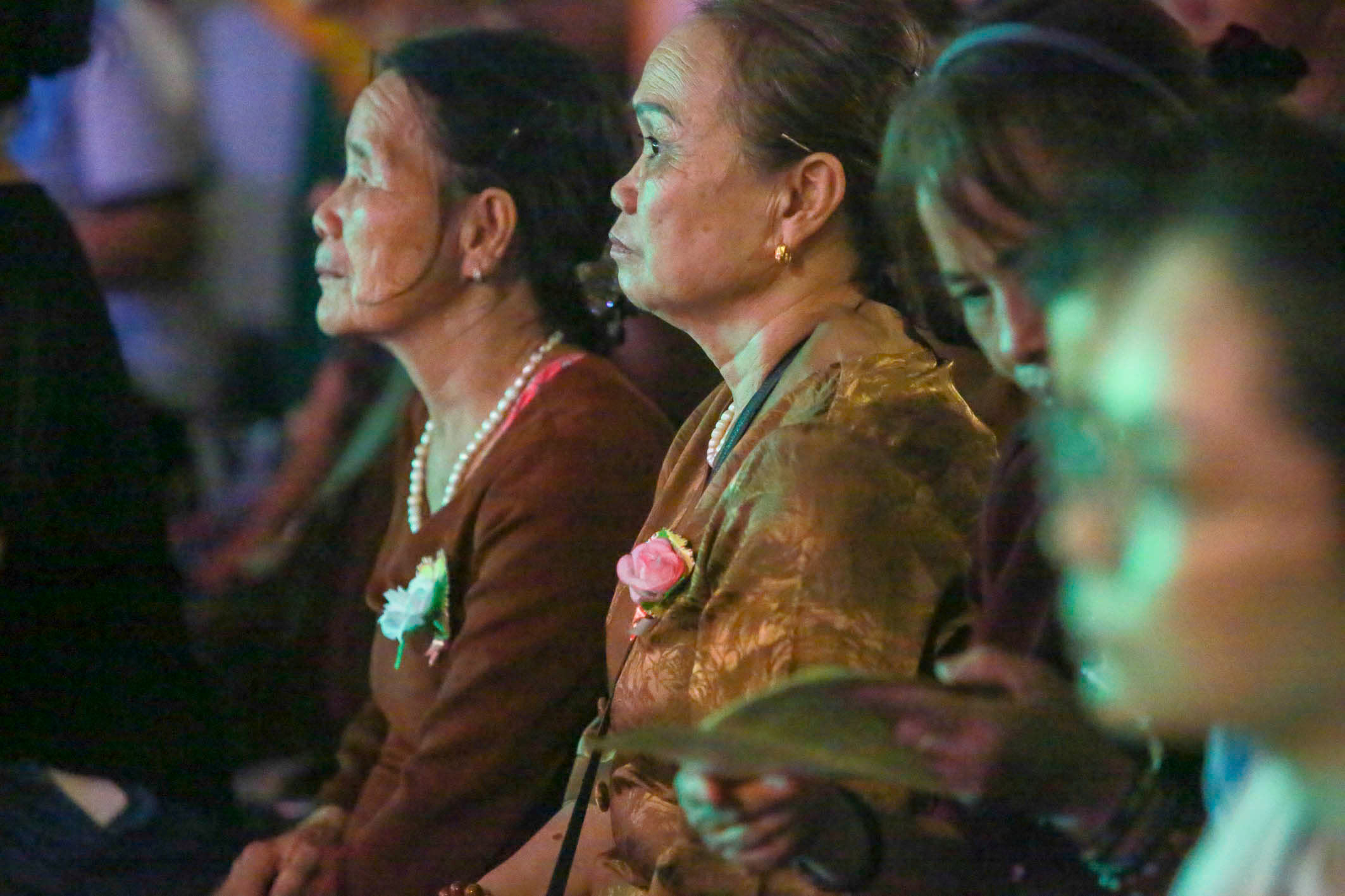 Cài bông hồng lên ngực áo trong đêm Vu Lan, hàng ngàn người không thể cầm nước mắt - Ảnh 9.