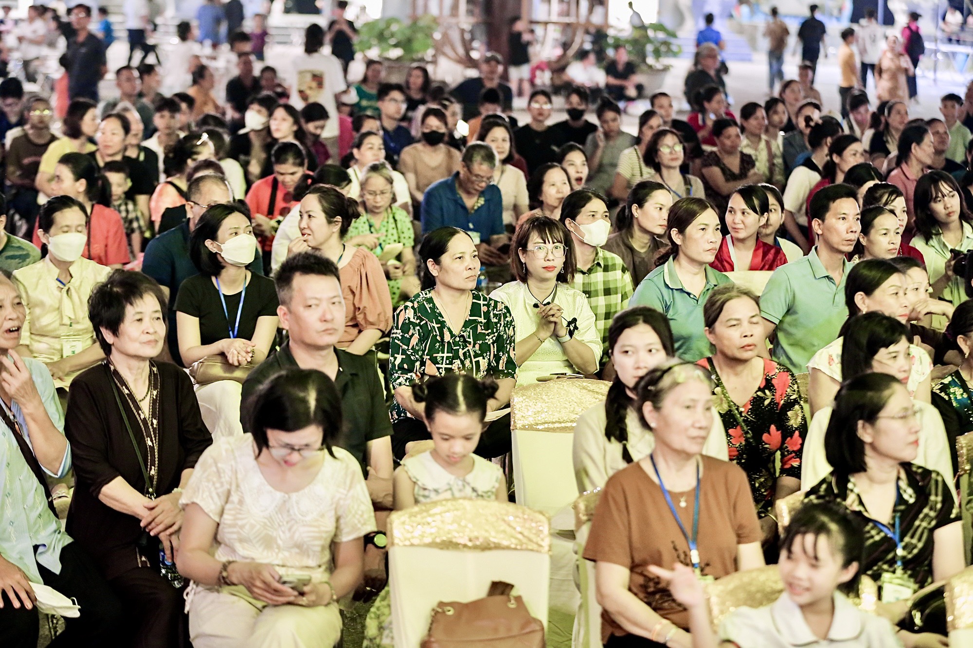 Cài bông hồng lên ngực áo trong đêm Vu Lan, hàng ngàn người không thể cầm nước mắt - Ảnh 11.