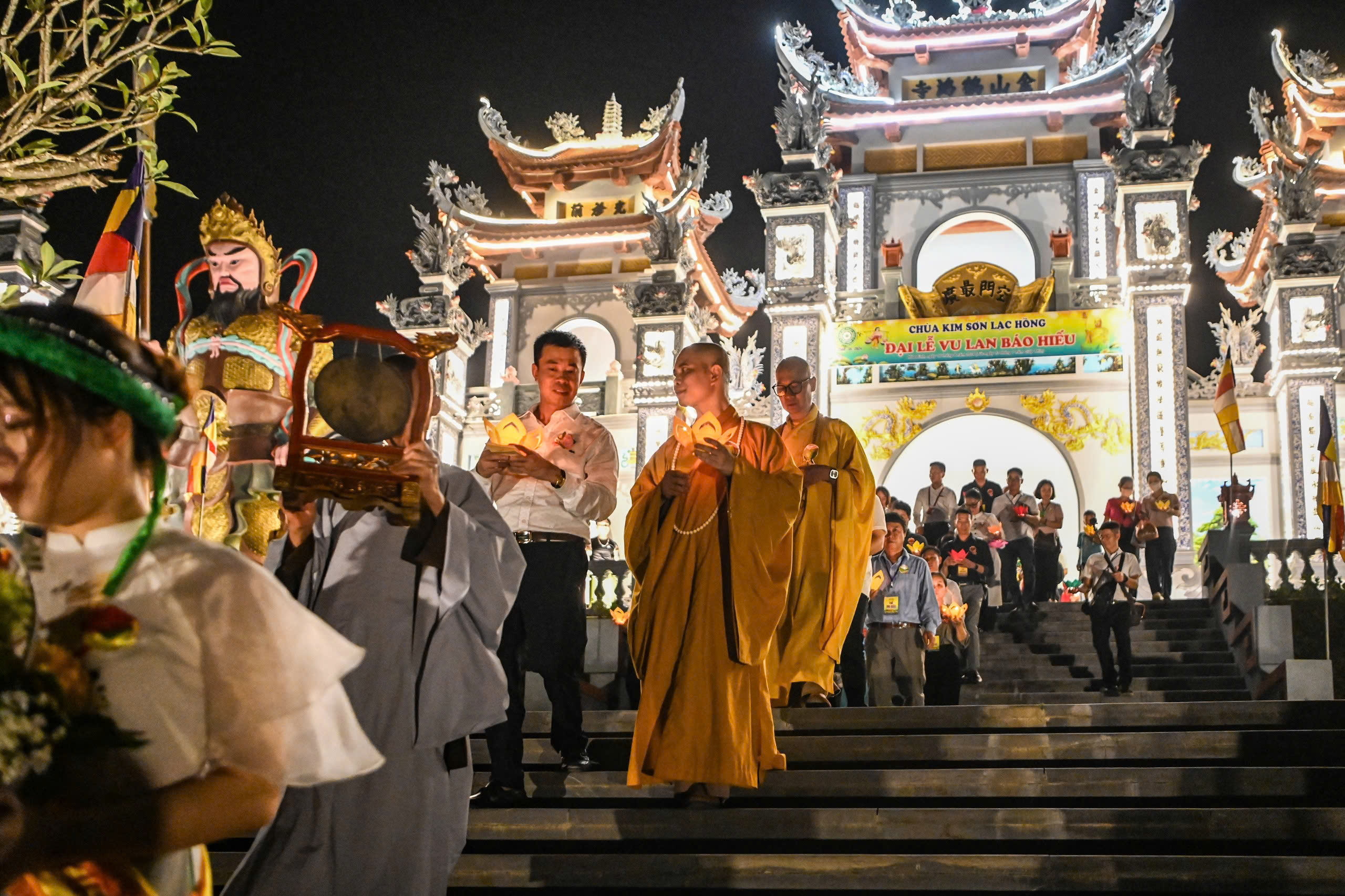 Cài bông hồng lên ngực áo trong đêm Vu Lan, hàng ngàn người không thể cầm nước mắt - Ảnh 12.