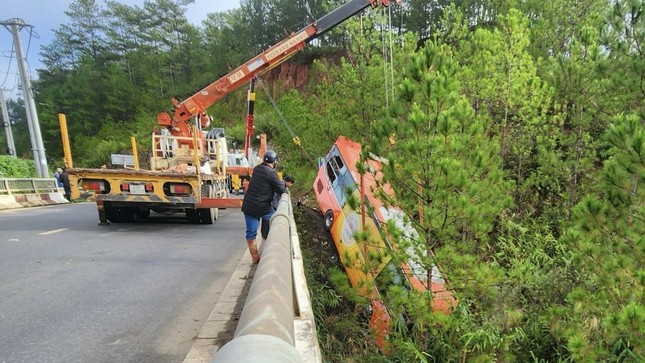 Xe khách mất lái lao xuống vực ở Lâm Đồng - Ảnh 1.