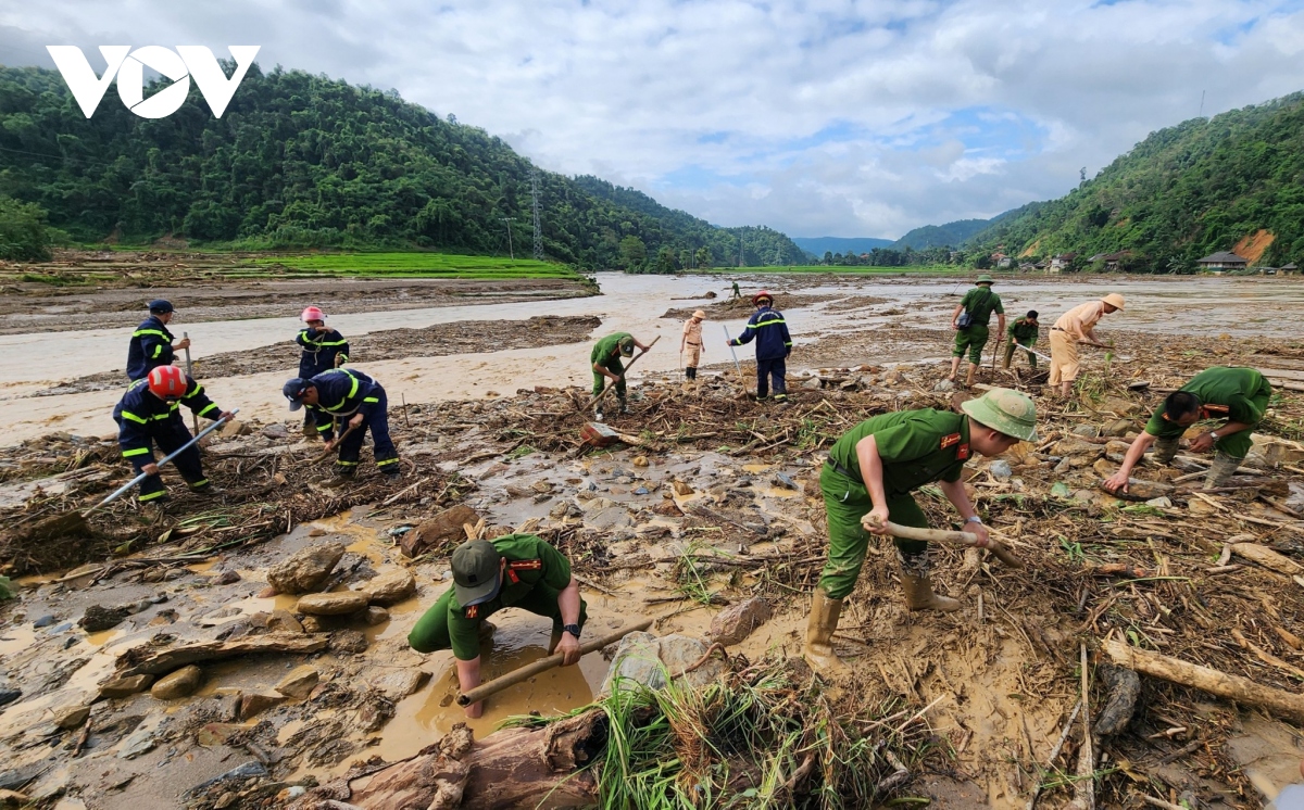 Sáng ngời hình ảnh người chiến sĩ công an trong khắc phục mưa lũ - Ảnh 3.