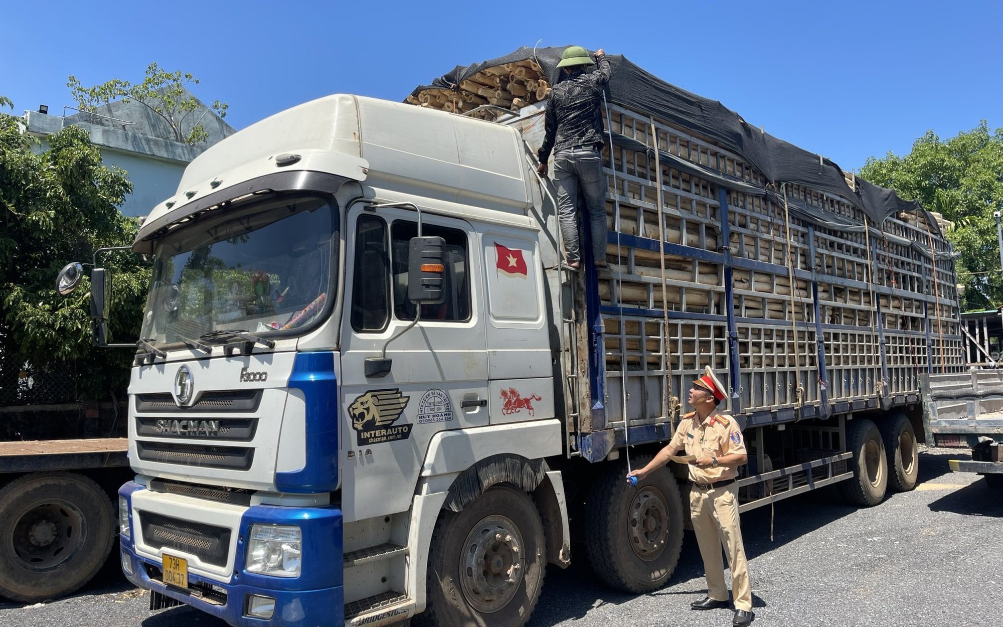 Tài xế có thể bị phạt kịch khung nếu không nắm rõ quy định mới nhất về xe quá khổ giới hạn, quá tải trọng áp dụng từ 1/1/2025