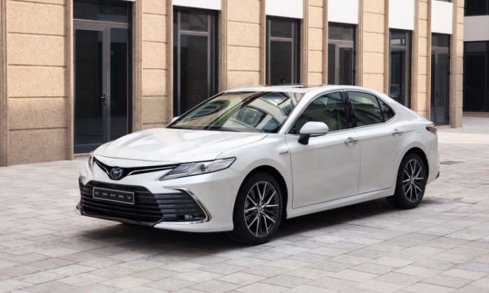 Giá lăn bánh Toyota Camry mới nhất đang ưu đãi cực lớn, dễ dàng thống trị phân khúc D, Honda Accord rơi vào thế lo doanh số- Ảnh 2.