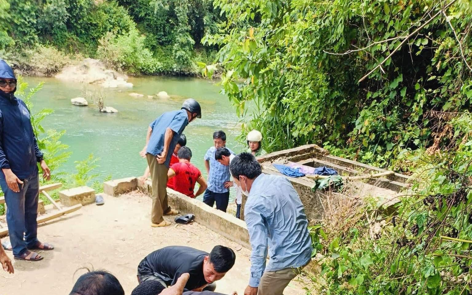 Phát hiện thi thể cô gái vẫn đội mũ bảo hiểm bên đường gom cao tốc ở Hưng Yên