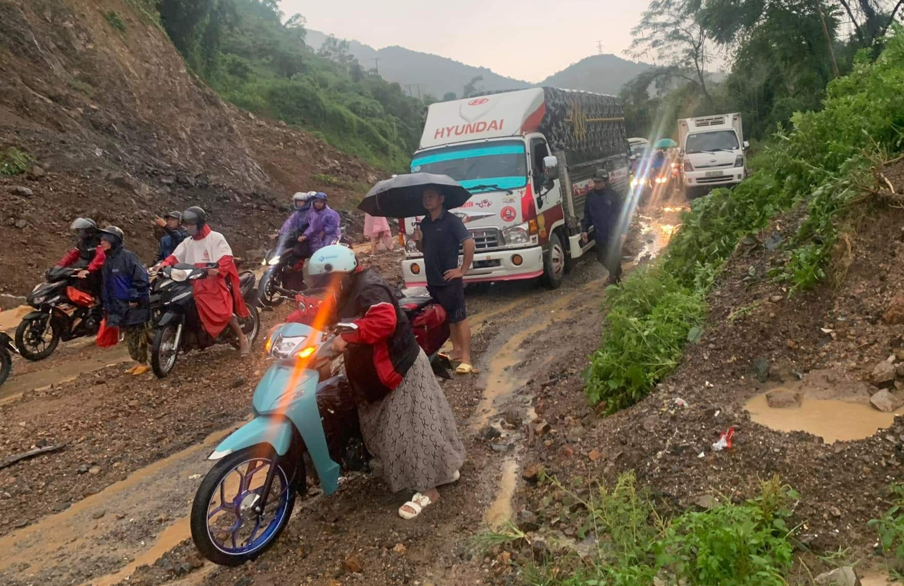 Sạt lở, nước cuồn cuộn tràn quốc lộ 6 qua TP Hòa Bình khiến giao thông tê liệt - Ảnh 2.