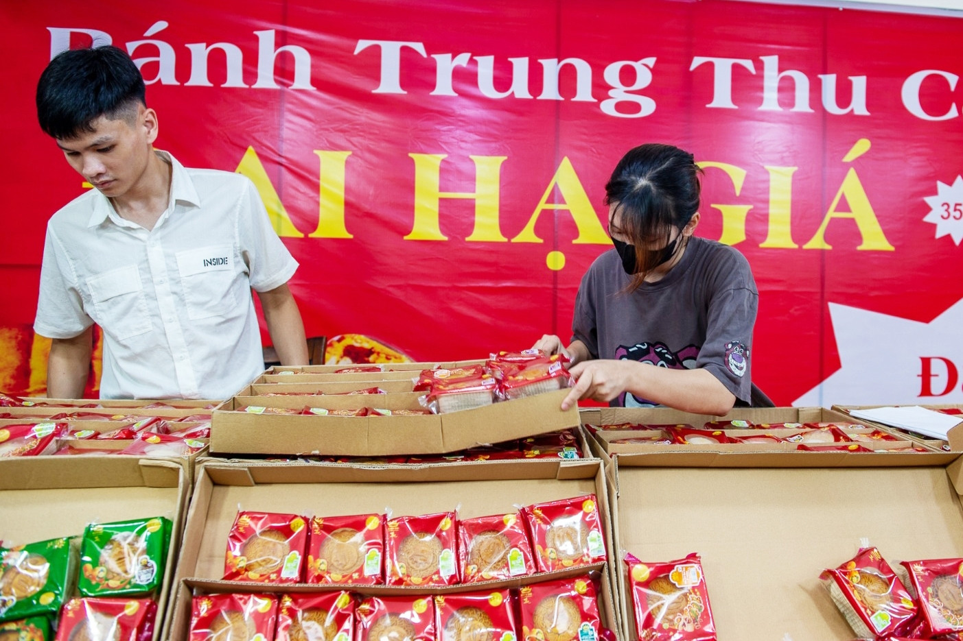 Bánh trung thu Trung Quốc siêu khủng đổ bộ, hàng ‘thượng hạng’ giá rẻ bèo - Ảnh 3.