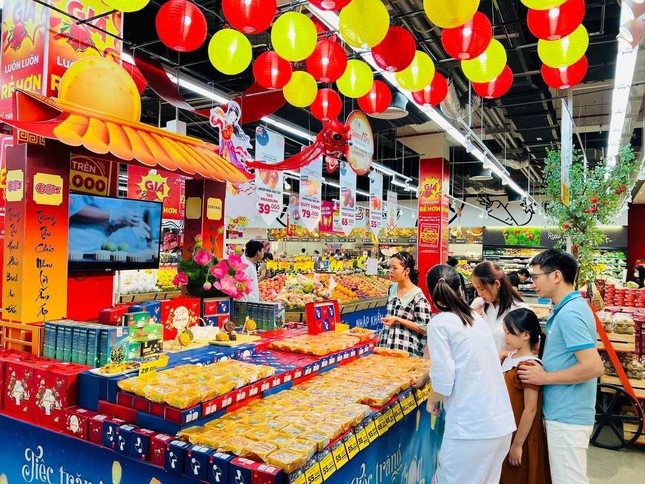 Bánh trung thu giá bình dân lên ngôi ở TPHCM - Ảnh 1.