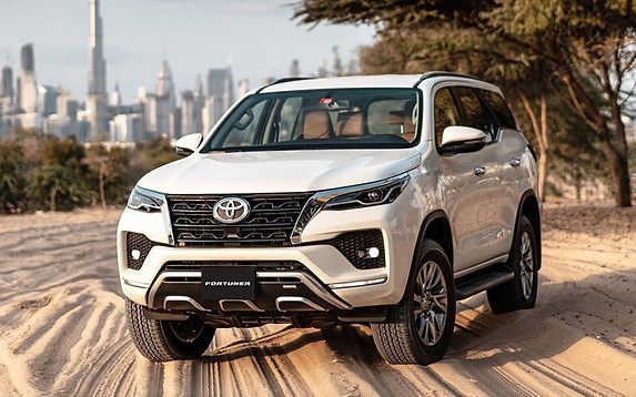 Giá lăn bánh Toyota Fortuner mới nhất ưu đãi cực sốc, Ford Everest liệu còn đủ sức chạy đua?