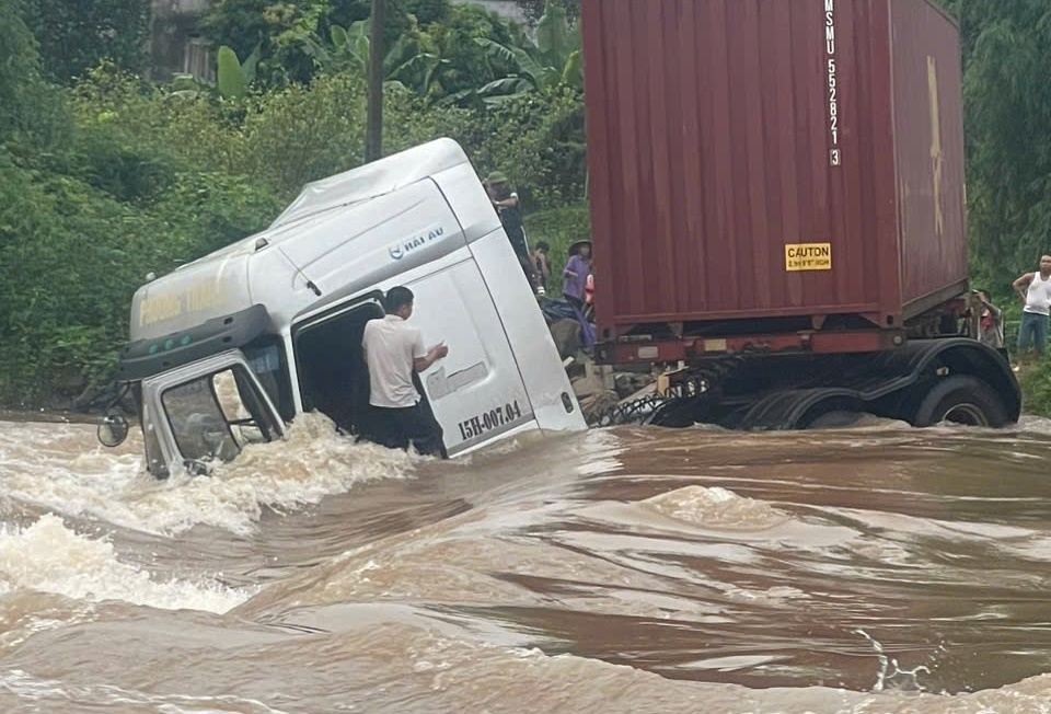 Khen thưởng hai cá nhân dũng cảm cứu lái xe đầu kéo giữa dòng nước lũ - Ảnh 1.