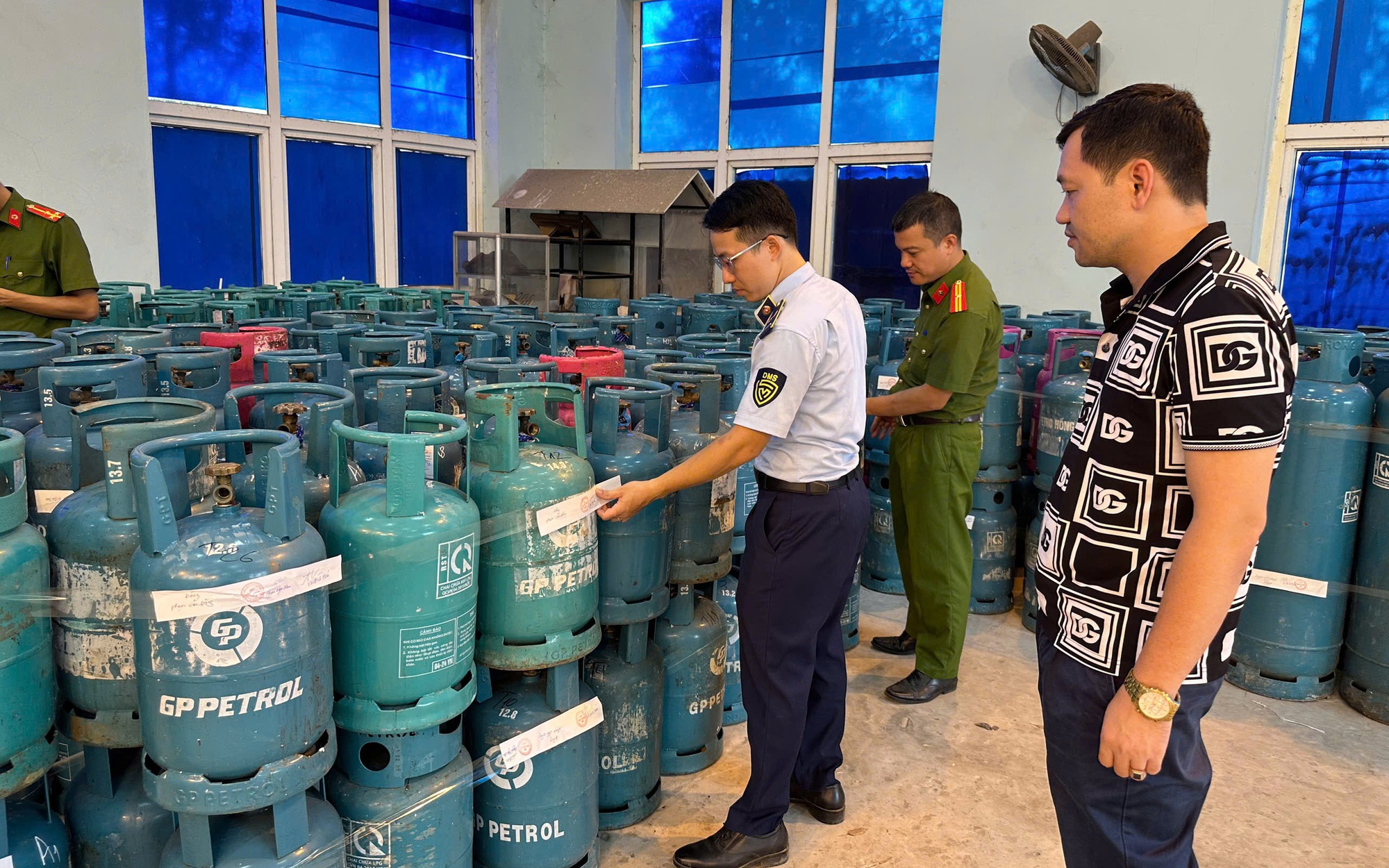 Triệt ph&aacute; đường d&acirc;y san chiết, ph&acirc;n phối gas từ Hải Ph&ograve;ng về H&agrave; Nội giả mạo nh&atilde;n hiệu với quy m&ocirc; lớn - Ảnh 3.