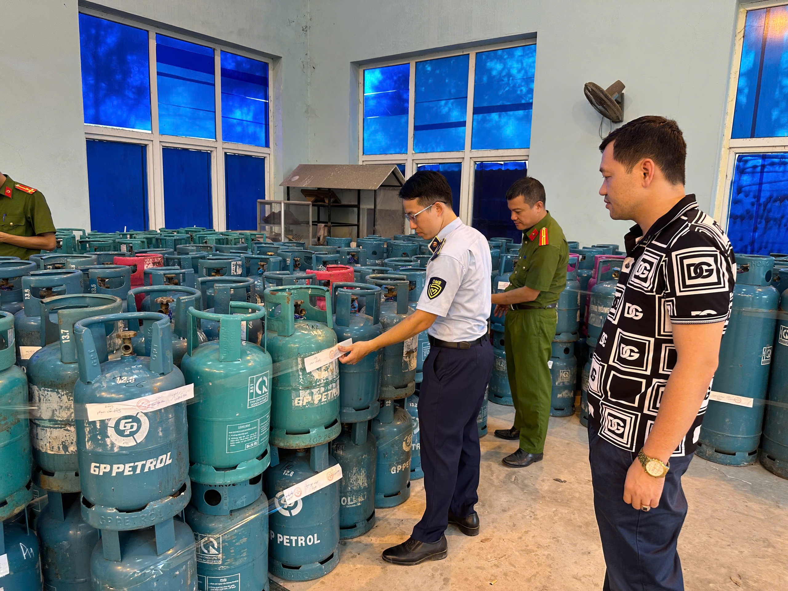 Hàng trăm bình gas mang nhãn Petro Hồng Hà, Venus, Toàn Cầu, Thăng Long được san chiết trái phép- Ảnh 2.