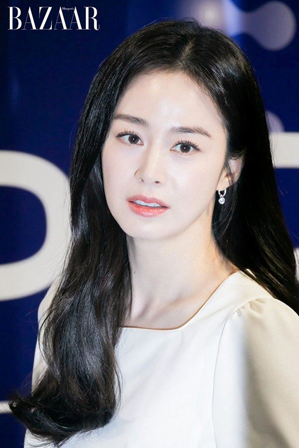 Kim Tae Hee uống loại nước này để da bóng đẹp