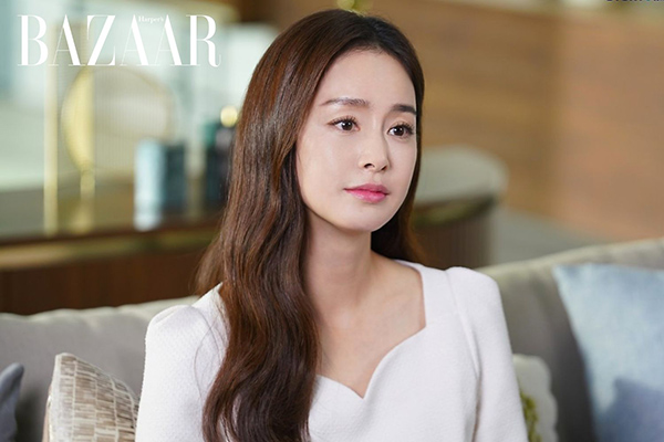 Kim Tae Hee uống loại nước này để da bóng đẹp